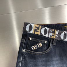 -FEND 26春夏男士刺绣logo牛仔长裤。进口水洗弹力面料,复杂的手工艺叠加,任何一个洗水环节多停留几秒都会 -FEND 26春夏男士刺绣logo牛仔长裤。进口水洗弹力面料,复杂的手工艺叠加,任何一个洗水环节多停留几秒都会