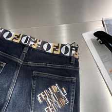 -FEND 26春夏男士刺绣logo牛仔长裤。进口水洗弹力面料,复杂的手工艺叠加,任何一个洗水环节多停留几秒都会 -FEND 26春夏男士刺绣logo牛仔长裤。进口水洗弹力面料,复杂的手工艺叠加,任何一个洗水环节多停留几秒都会