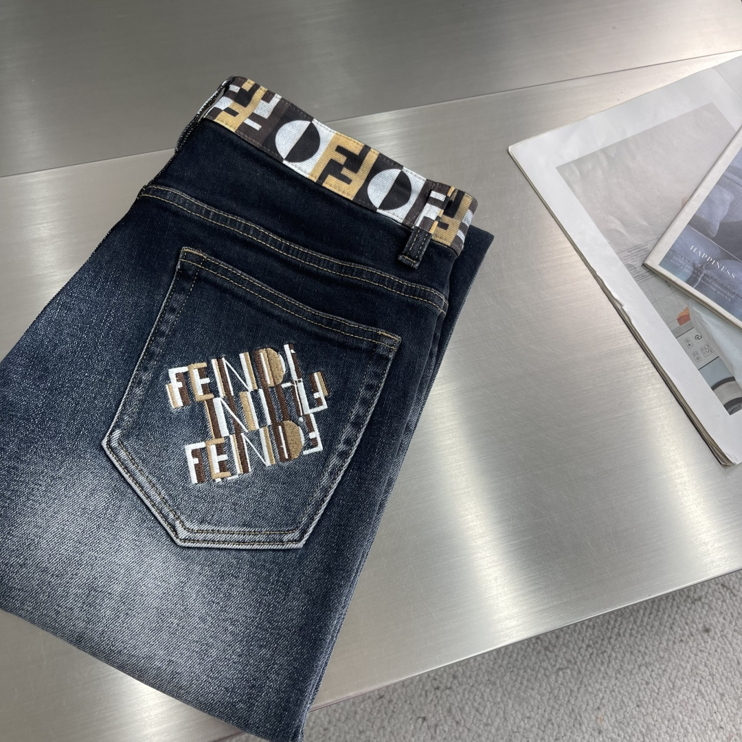 -FEND     26春夏男士刺绣logo牛仔长裤。进口水洗弹力面料，复杂的手工艺叠加，任何一个洗水环节多停留几秒都会