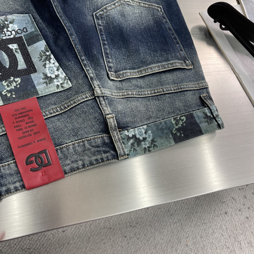 -DG     26早春新款印花牛仔裤  立体剪裁完美塑形面料质舒适柔软随意搭配、舒适代表它对时尚休闲的诠释是DG一贯作