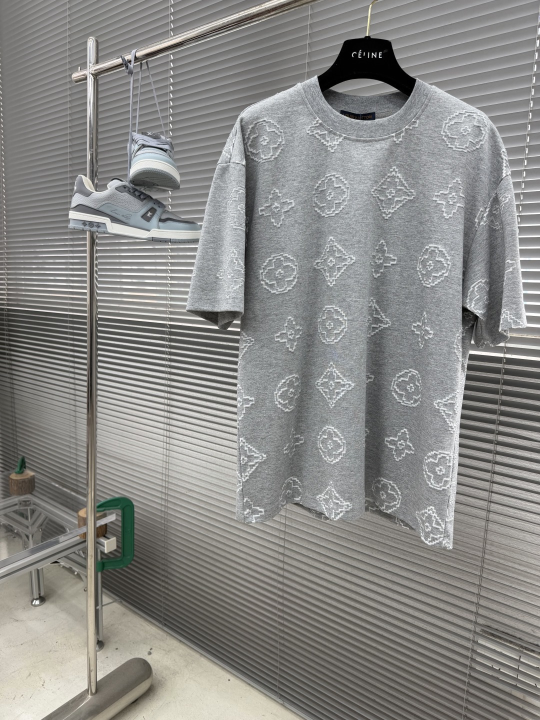 NO:872635,-Donkey Brand 26 new spring and summer new full-print old flower logo craft embroidery jacquard pattern short sleeve details also hide the 1V logo. It is ultra-high density and does not reveal white, enriching the spatial level of the overall picture. Trendy people must buy it! Size S-XL, Louis Vuitton, T-shirt,19860909-驴牌 26春夏新款满印老花logo工艺刺绣提花图案短袖细节里还藏着1V标志,超高密度不露白,丰富整体画面空间层次,潮人必入! 码数S-XL,,louis vuitton,T-shirt,,Men's clothing