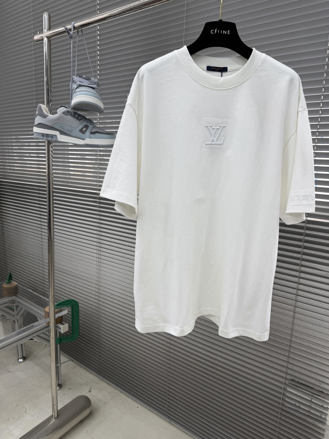 NO:872640,-Donkey brand embroidered logo short-sleeved T-shirt is made of 300g high-gram weight 32-count double-yarn fabric. The texture is stiff and not easy to deform. The loose-shouldered version is suitable for a variety of body types. It adopts the same color and low-key design. The embroidery and appliqué logo combination design is combined with black appliqué brand letters to form a classic brand recognition. The front and back patterns form a visual balance of 'simple at the front and complex at the back'. Same style for men and women, size S-XL, Louis  vuitton,T-shirt,tees,t-shirt,19860909-驴牌 刺绣标识 短袖T恤 选用300g高克重32支双纱面料,质地挺括不易变形,宽松落肩版型适配多种身材,采用同色系低调设计,刺绣与贴布绣标识组合设计,搭配黑色贴布绣品牌字母,形成经典品牌辨识度,前后图案形成'前简后繁'的视觉平衡. 男女同款 码数S-XL,,louis vuitton,T-shirt,tees，t-shirt,,Men's clothing