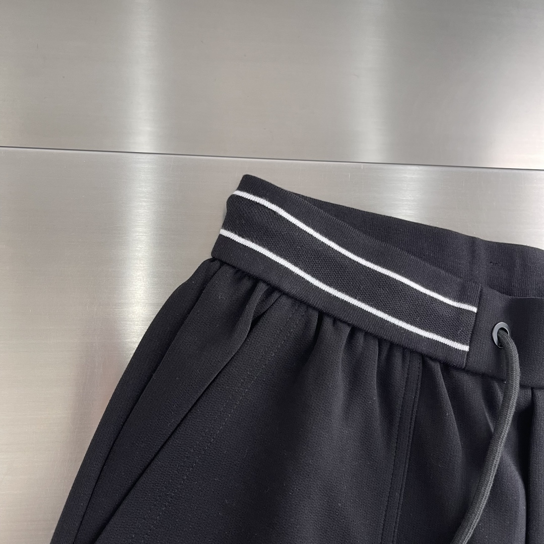 -PRAD 2026ss春夏时尚/休闲裤美学的焕新诠释,演绎浓郁的格调型时尚风范,细节感和设计感强悍.经