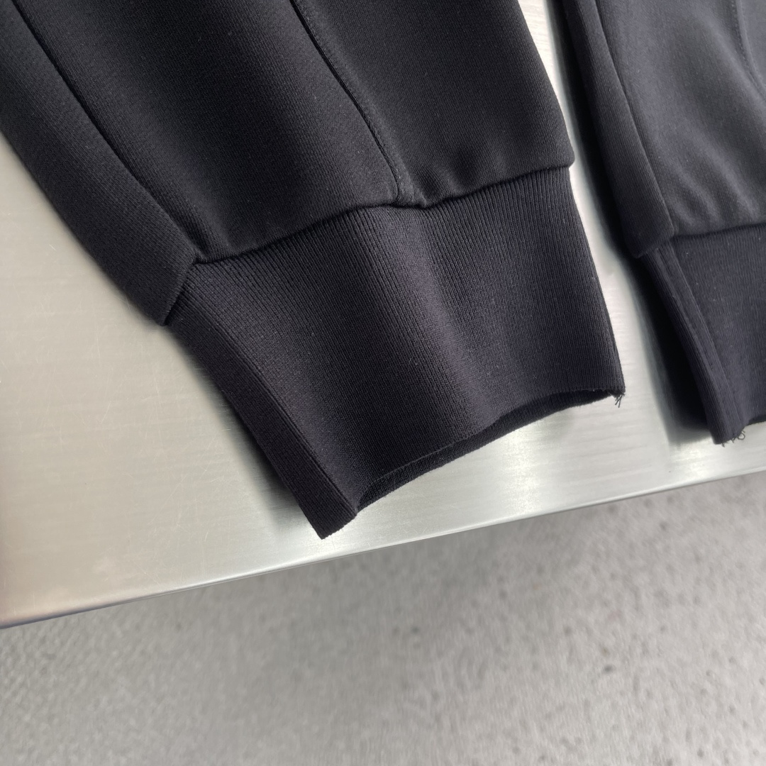 -PRAD 2026ss春夏时尚/休闲裤美学的焕新诠释,演绎浓郁的格调型时尚风范,细节感和设计感强悍.经