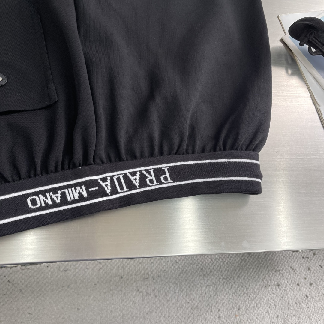 -PRAD 2026ss春夏时尚/休闲裤美学的焕新诠释,演绎浓郁的格调型时尚风范,细节感和设计感强悍.经