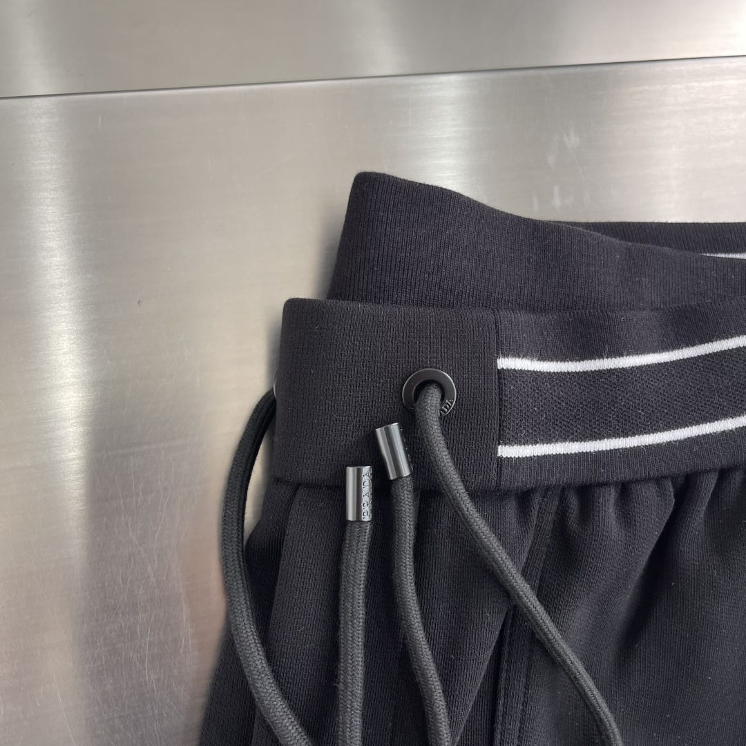 -PRAD 2026ss春夏时尚/休闲裤美学的焕新诠释,演绎浓郁的格调型时尚风范,细节感和设计感强悍.经