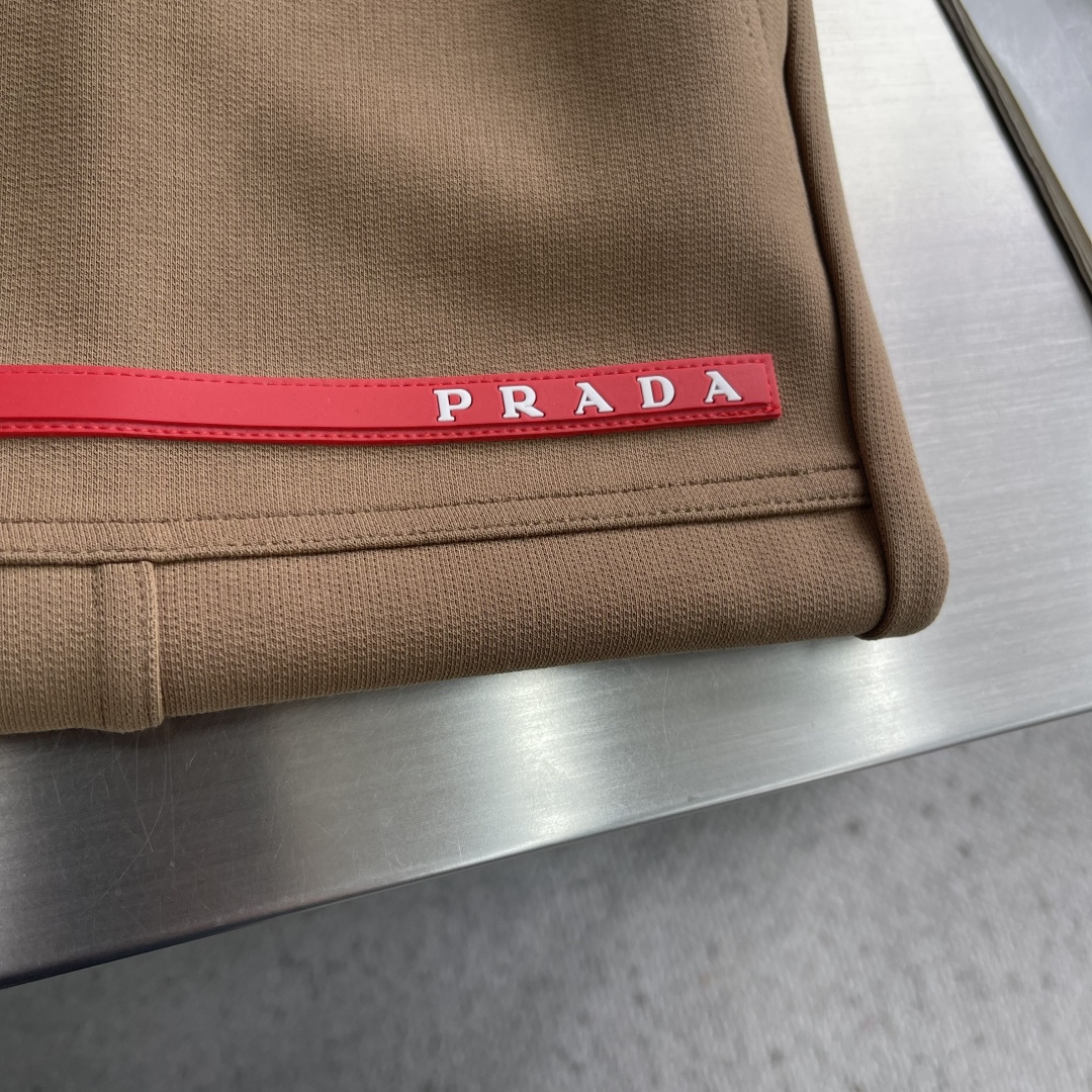 -PRAD 2026ss春夏时尚/休闲裤美学的焕新诠释,演绎浓郁的格调型时尚风范,细节感和设计感强悍.经