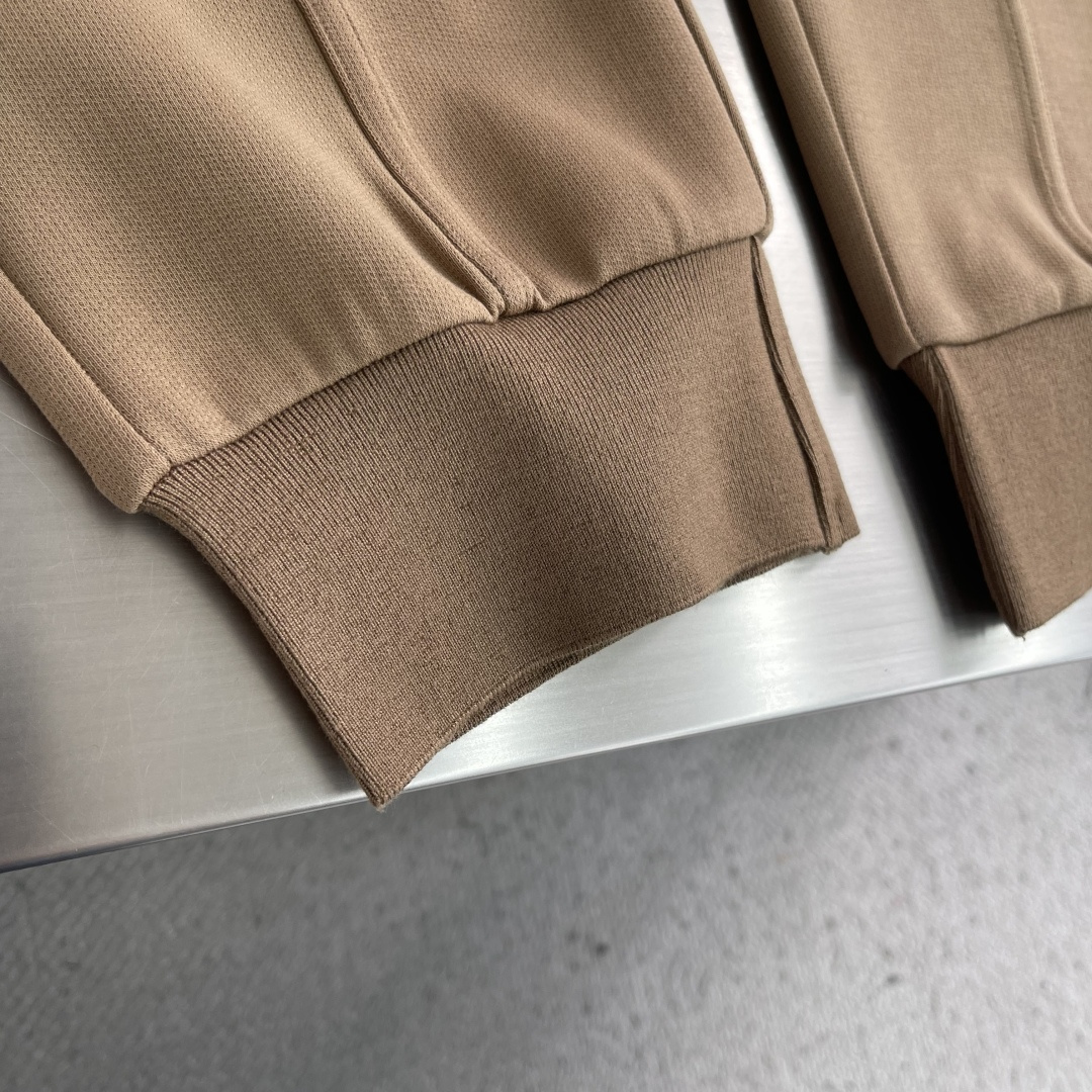 -PRAD 2026ss春夏时尚/休闲裤美学的焕新诠释,演绎浓郁的格调型时尚风范,细节感和设计感强悍.经