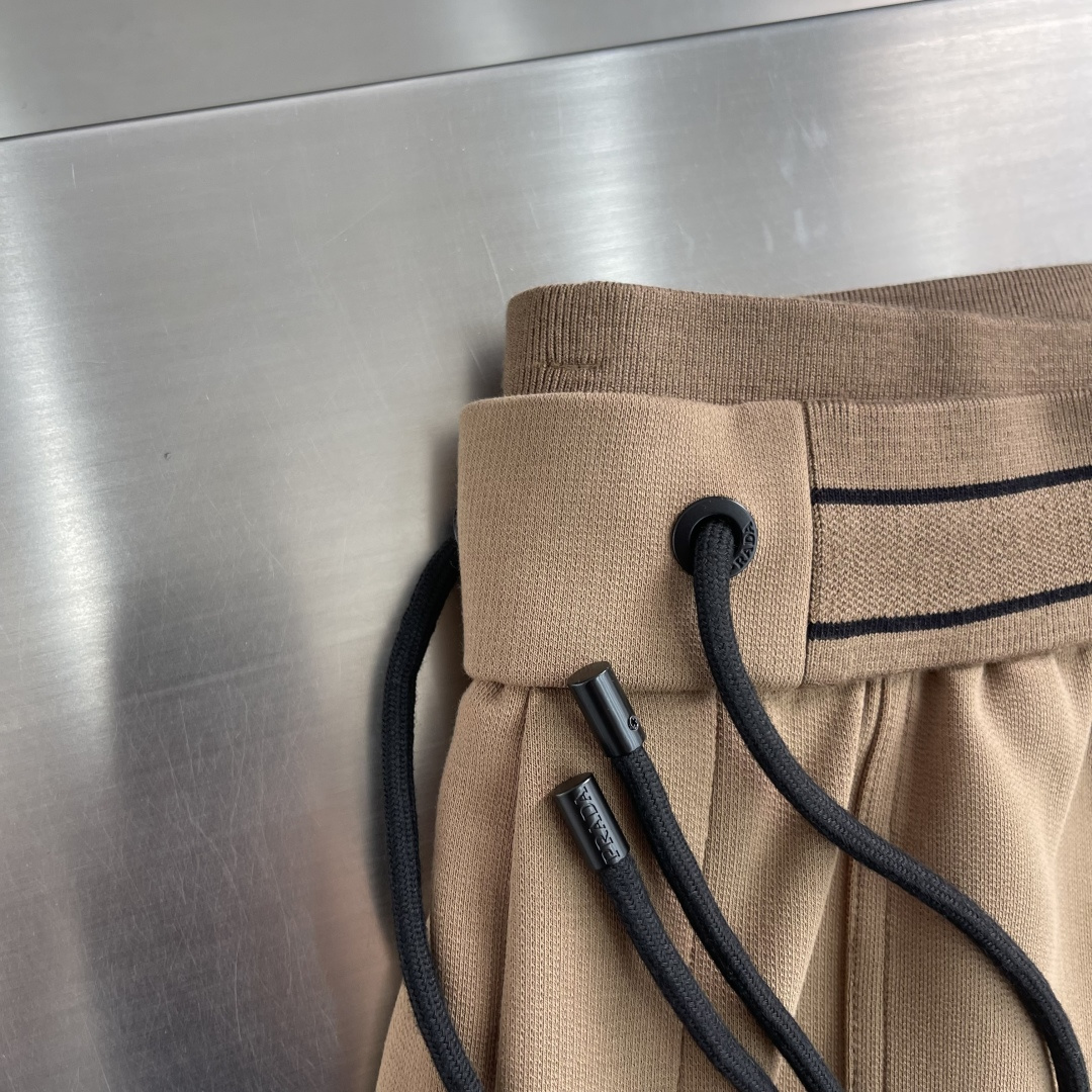 -PRAD 2026ss春夏时尚/休闲裤美学的焕新诠释,演绎浓郁的格调型时尚风范,细节感和设计感强悍.经