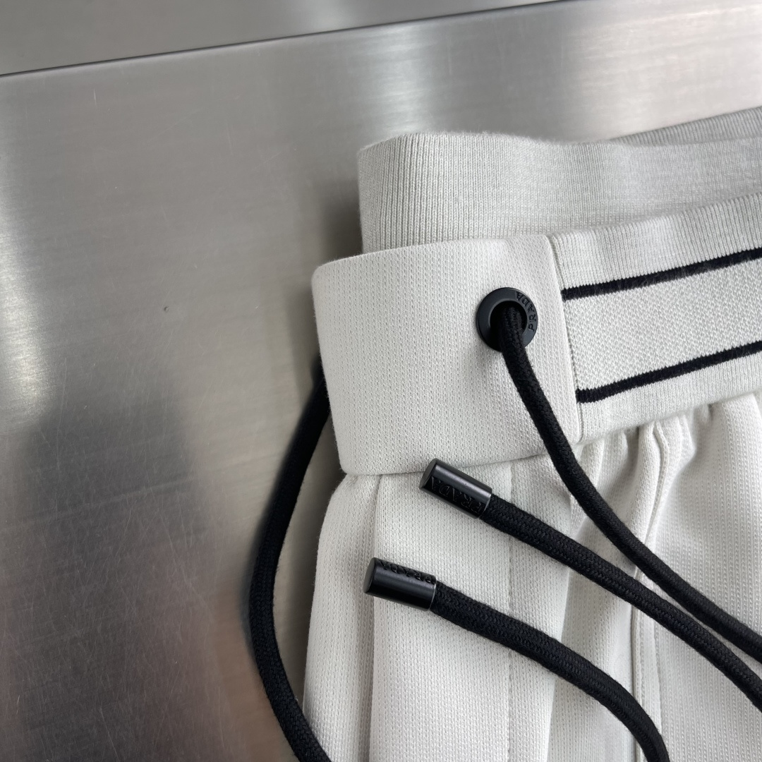 -PRAD 2026ss春夏时尚/休闲裤美学的焕新诠释,演绎浓郁的格调型时尚风范,细节感和设计感强悍.经