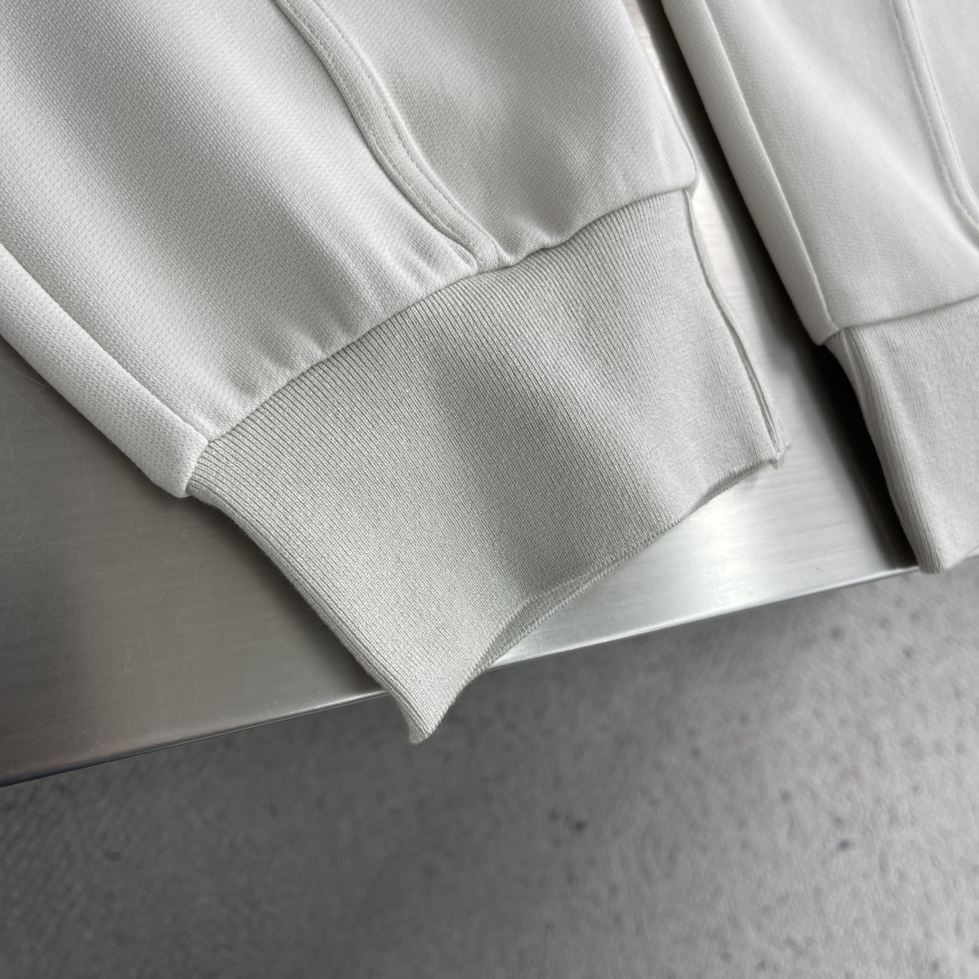 -PRAD 2026ss春夏时尚/休闲裤美学的焕新诠释,演绎浓郁的格调型时尚风范,细节感和设计感强悍.经