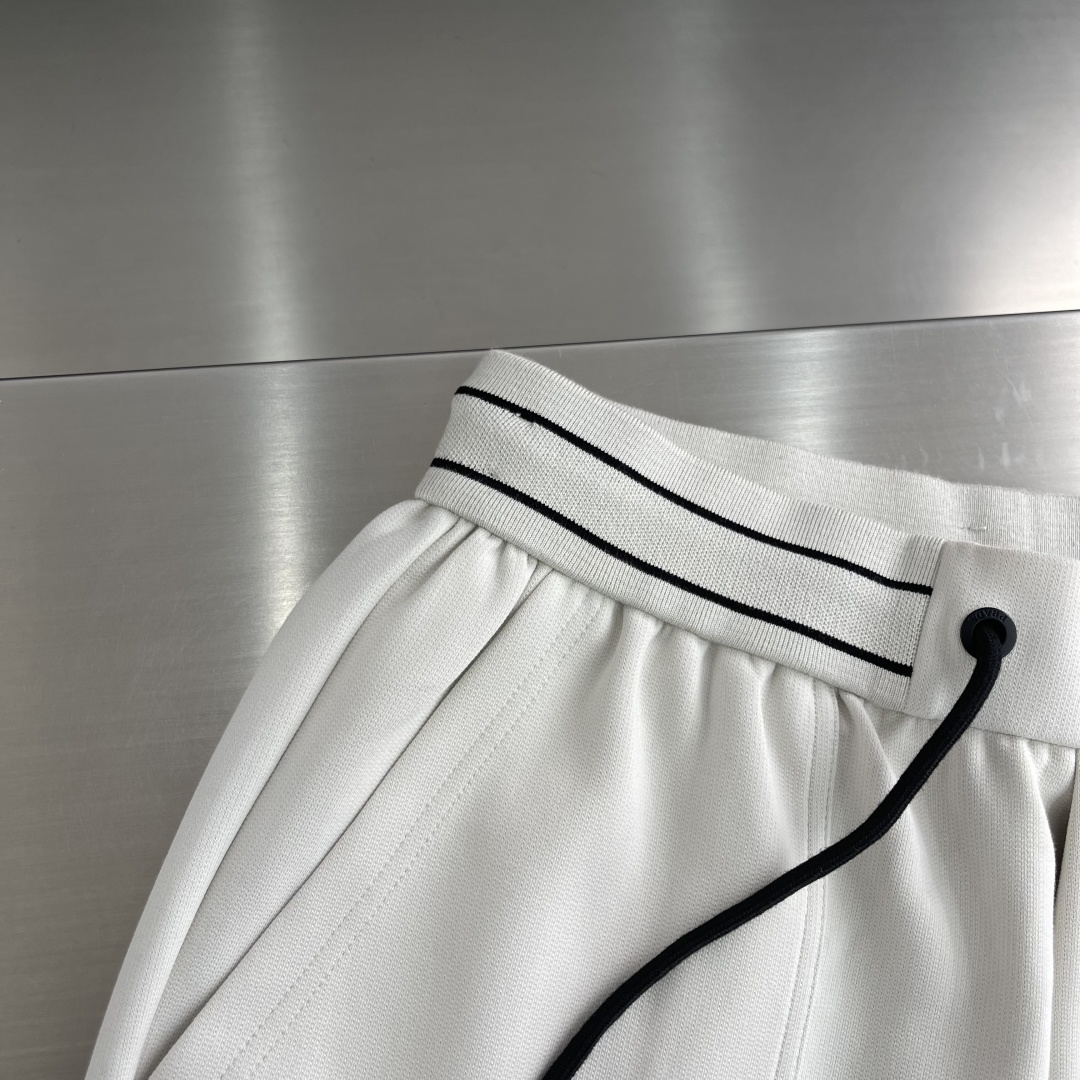 -PRAD 2026ss春夏时尚/休闲裤美学的焕新诠释,演绎浓郁的格调型时尚风范,细节感和设计感强悍.经