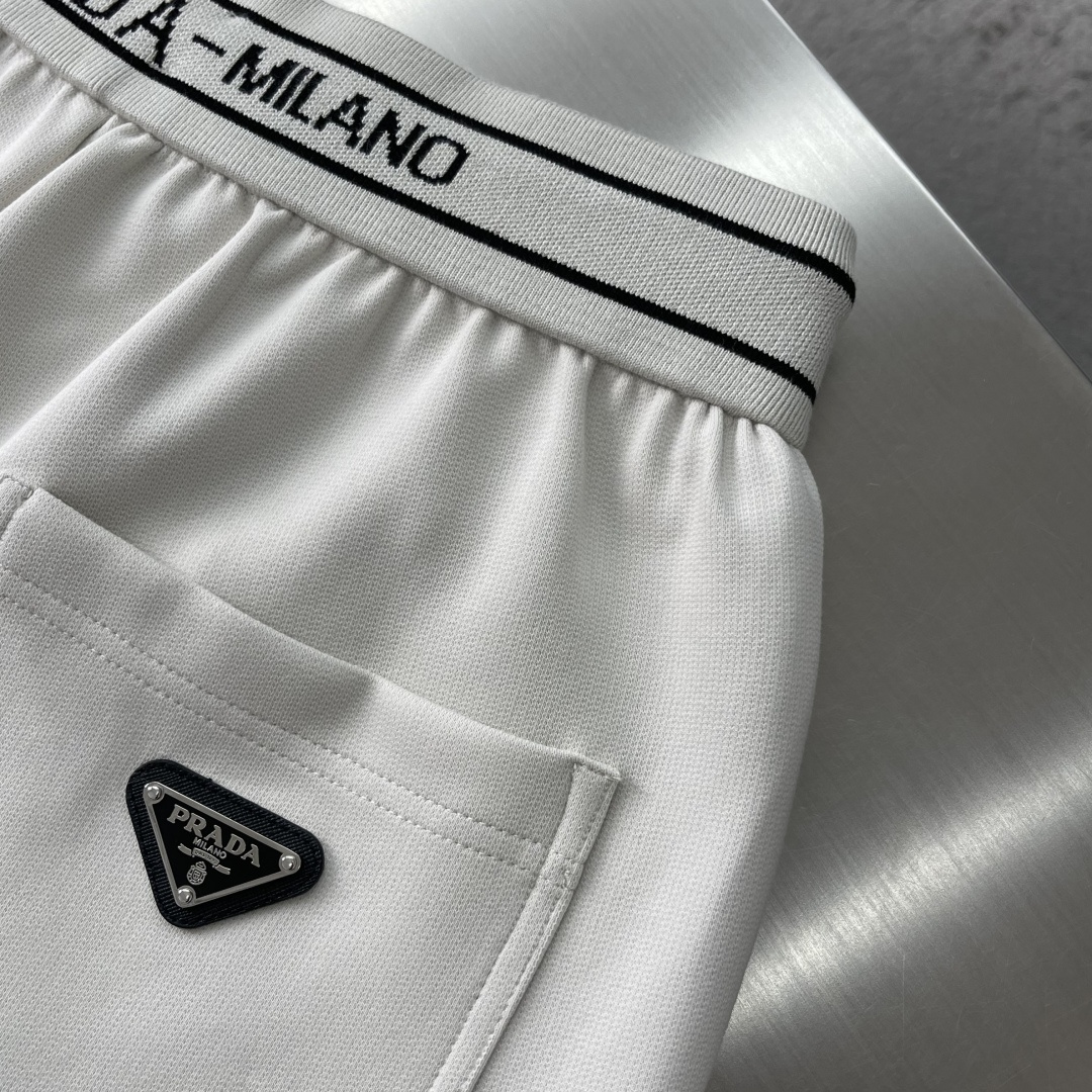 -PRAD 2026ss春夏时尚/休闲裤美学的焕新诠释,演绎浓郁的格调型时尚风范,细节感和设计感强悍.经