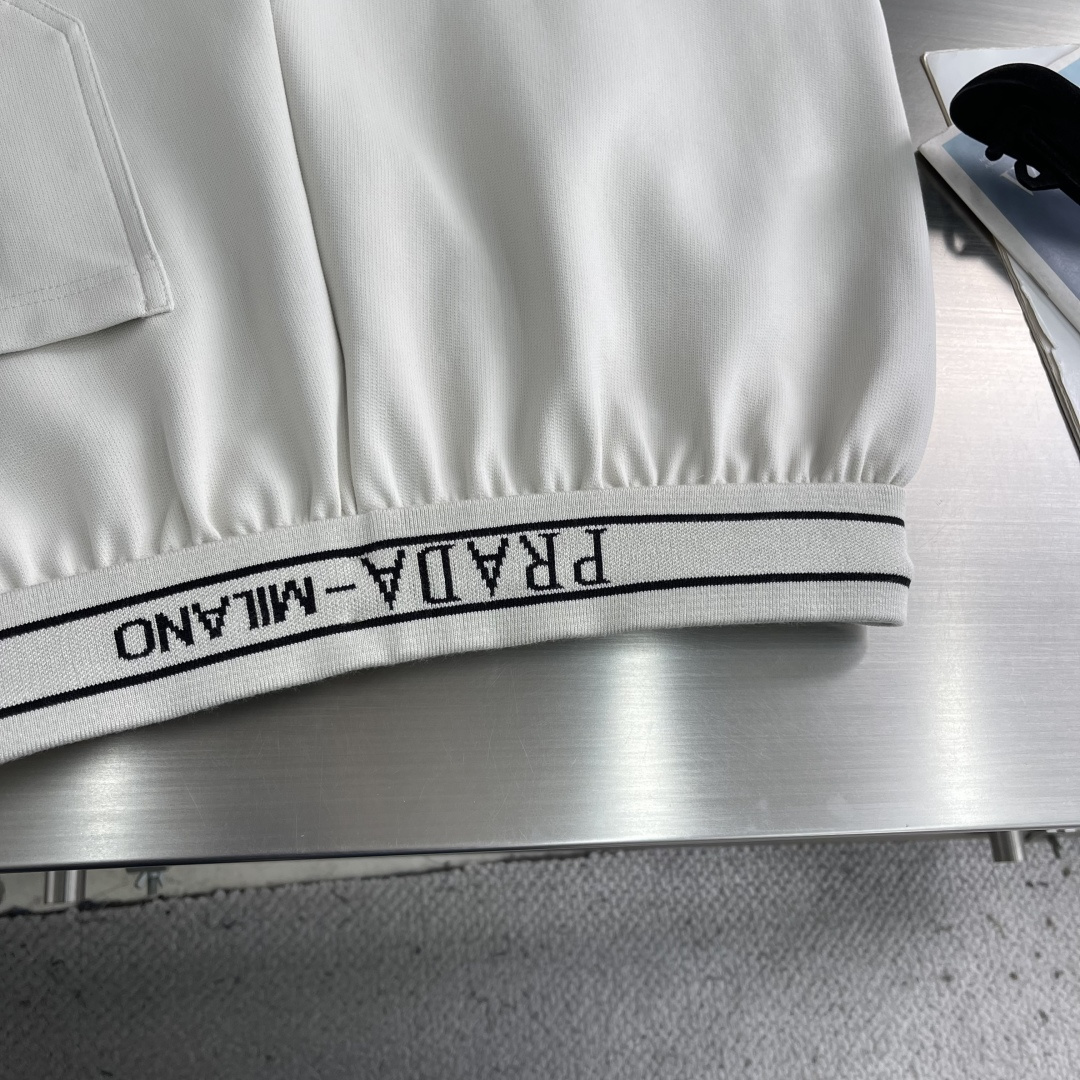 -PRAD 2026ss春夏时尚/休闲裤美学的焕新诠释,演绎浓郁的格调型时尚风范,细节感和设计感强悍.经