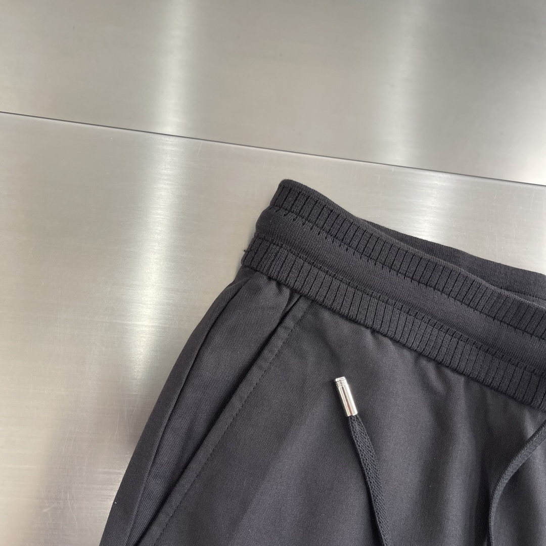 -Loro Piana 春夏季麻纹休闲裤长裤凝聚精裁工艺，以卓越非凡的版型和华贵创新的材质讲述传承与创新