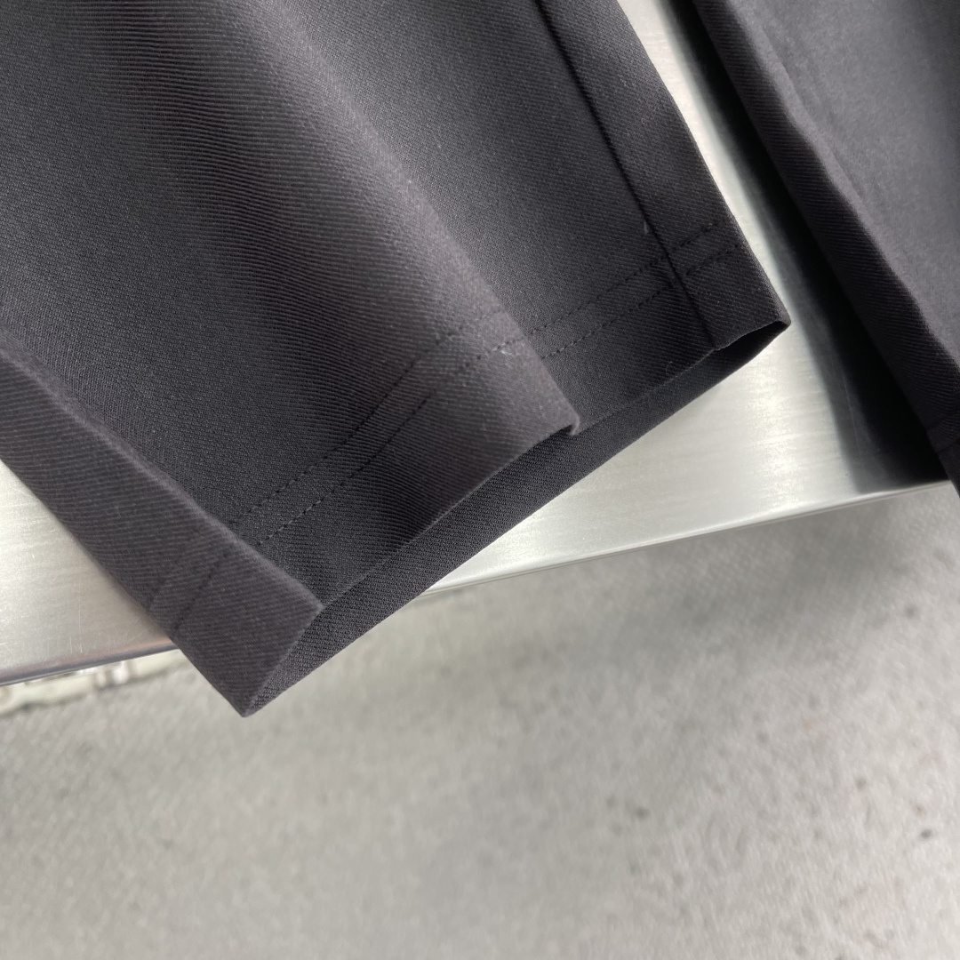 -Loro Piana 春夏季麻纹休闲裤长裤凝聚精裁工艺，以卓越非凡的版型和华贵创新的材质讲述传承与创新