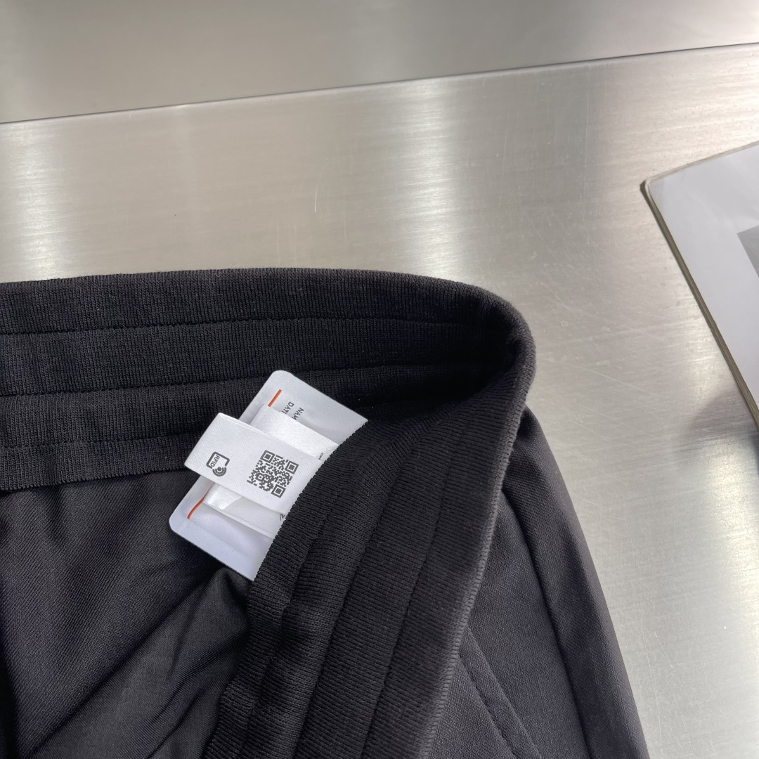 -Loro Piana 春夏季麻纹休闲裤长裤凝聚精裁工艺，以卓越非凡的版型和华贵创新的材质讲述传承与创新