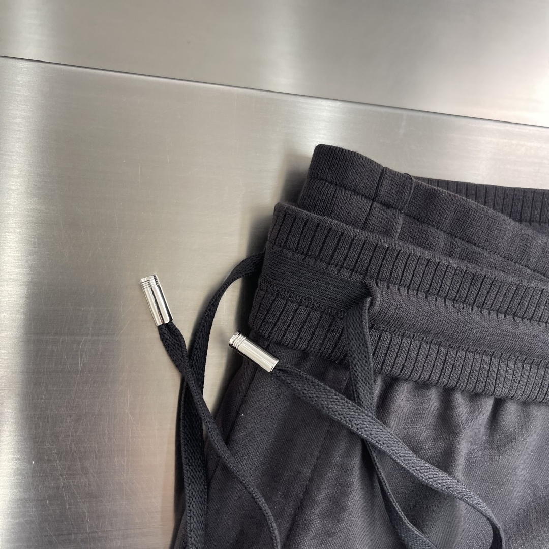 -Loro Piana 春夏季麻纹休闲裤长裤凝聚精裁工艺，以卓越非凡的版型和华贵创新的材质讲述传承与创新