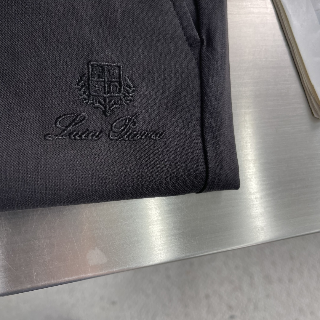 -Loro Piana 春夏季麻纹休闲裤长裤凝聚精裁工艺，以卓越非凡的版型和华贵创新的材质讲述传承与创新