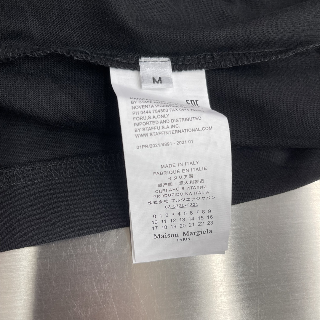 -MM6 马吉拉    夏季新款拼接短袖，定制原版顶级棉面料，前面logo植绒设计点缀，领口针织材质，别