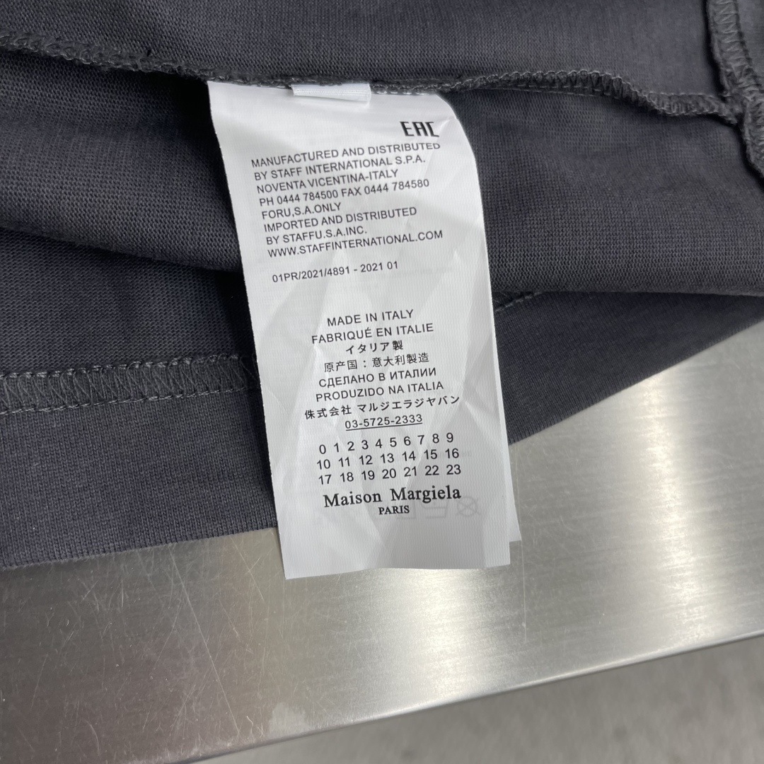 -MM6 马吉拉    夏季新款拼接短袖，定制原版顶级棉面料，前面logo植绒设计点缀，领口针织材质，别