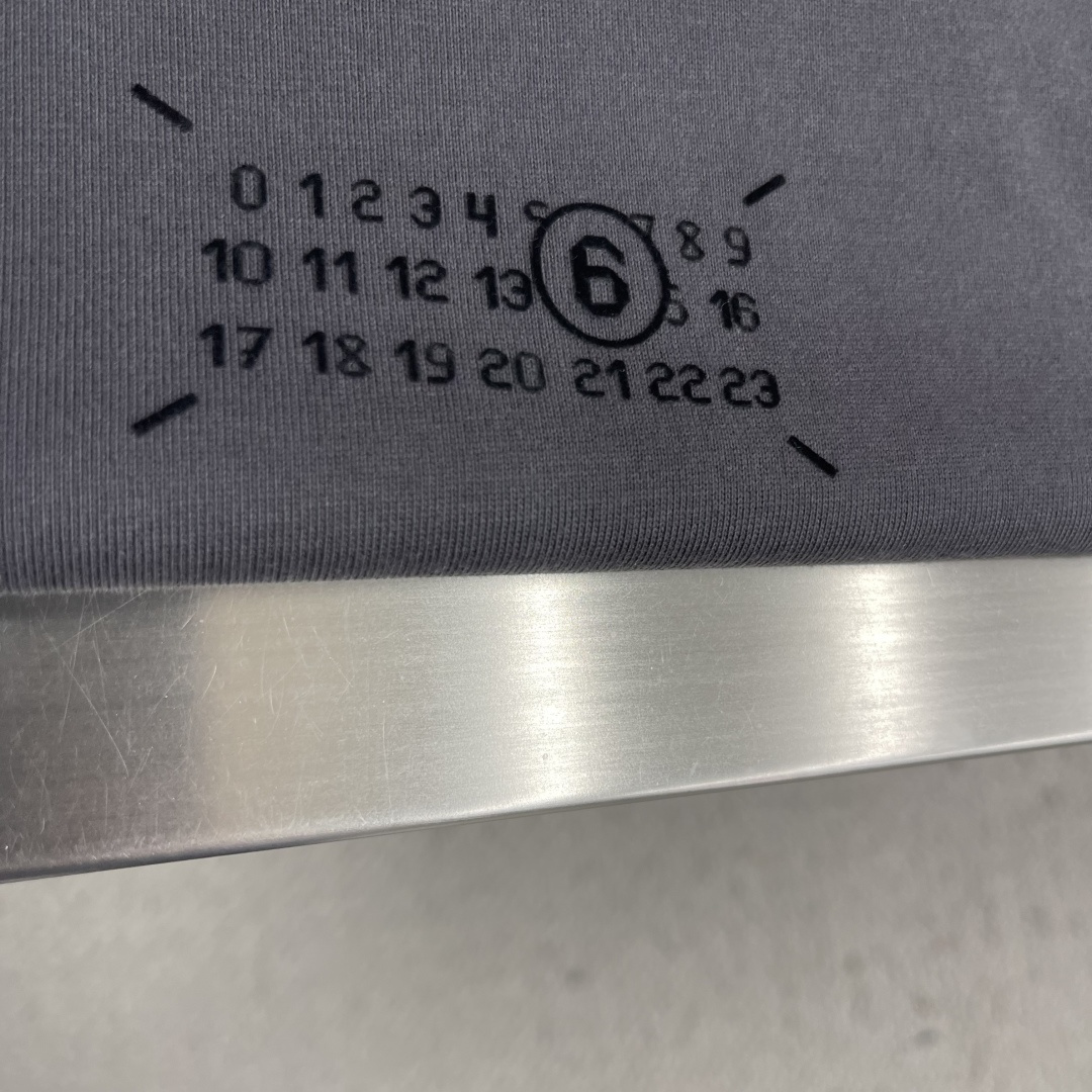 -MM6 马吉拉    夏季新款拼接短袖，定制原版顶级棉面料，前面logo植绒设计点缀，领口针织材质，别