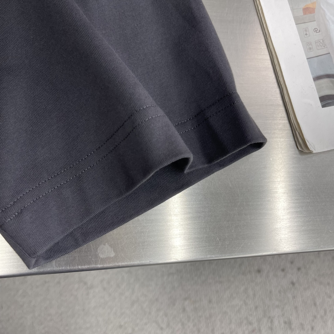 -MM6 马吉拉    夏季新款拼接短袖，定制原版顶级棉面料，前面logo植绒设计点缀，领口针织材质，别