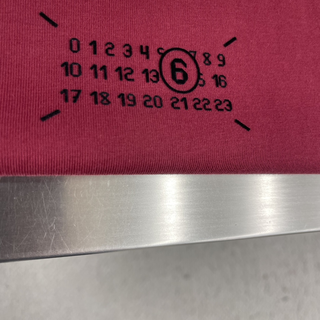 -MM6 马吉拉    夏季新款拼接短袖，定制原版顶级棉面料，前面logo植绒设计点缀，领口针织材质，别