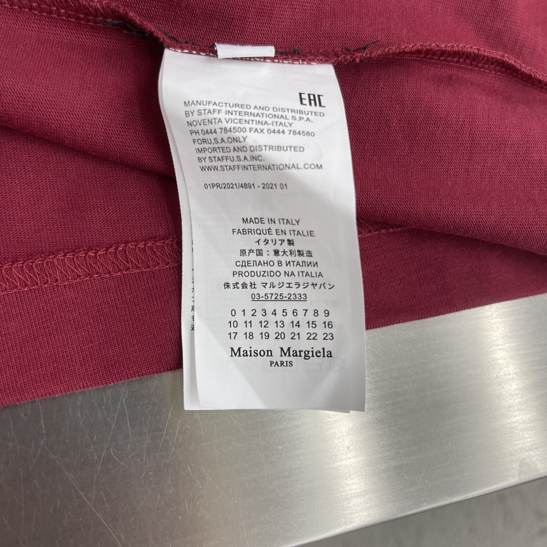 -MM6 马吉拉    夏季新款拼接短袖，定制原版顶级棉面料，前面logo植绒设计点缀，领口针织材质，别