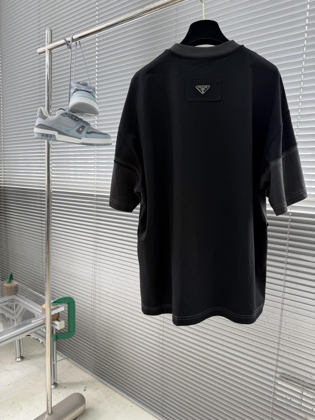 -PRAD     春夏假两件新款短袖，面料采用棉质面料，整体拼接工艺，平整硬挺有型，假两件设计拼接穿出