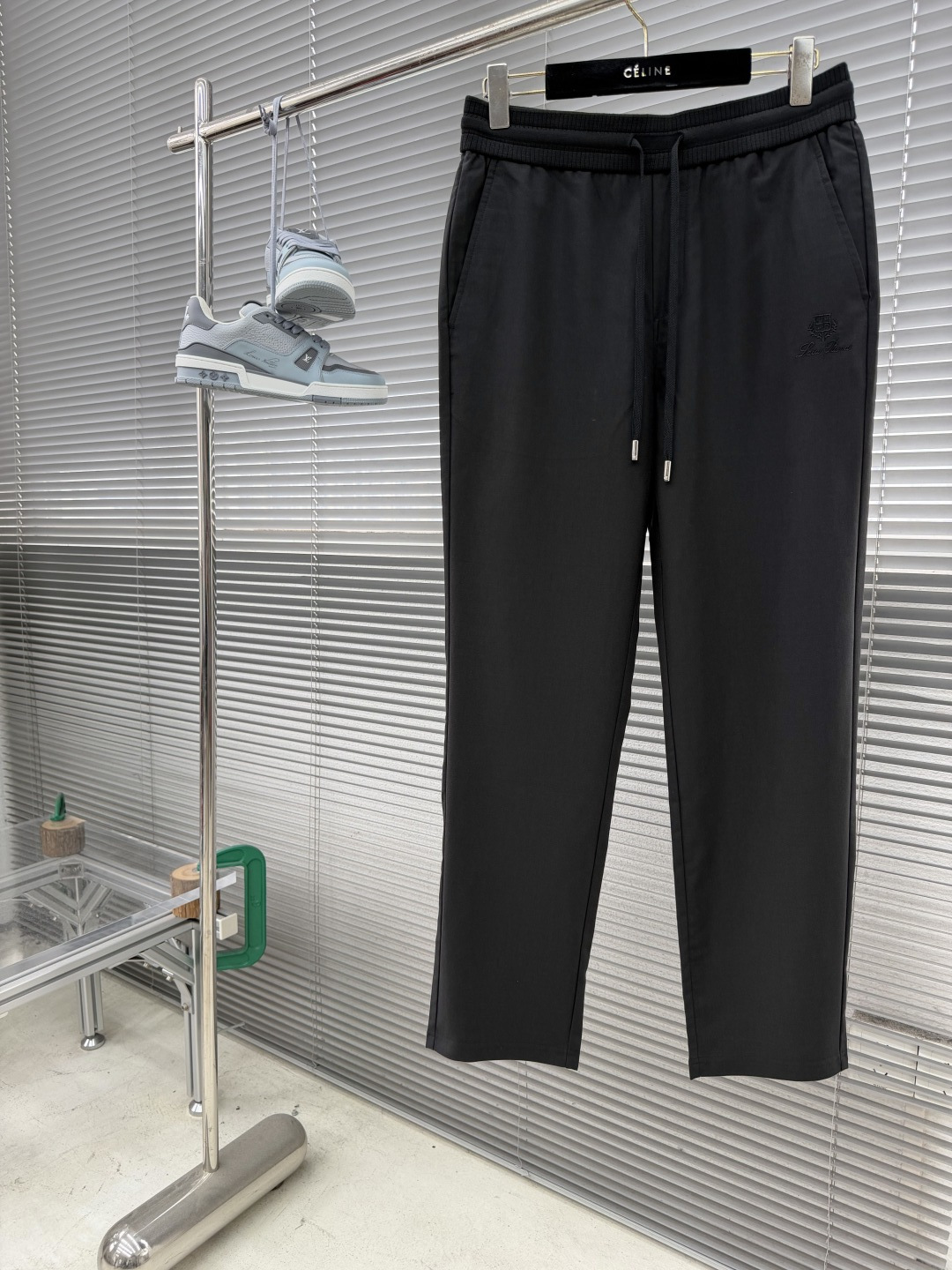 -Loro Piana 春夏季麻纹休闲裤长裤凝聚精裁工艺，以卓越非凡的版型和华贵创新的材质讲述传承与创新