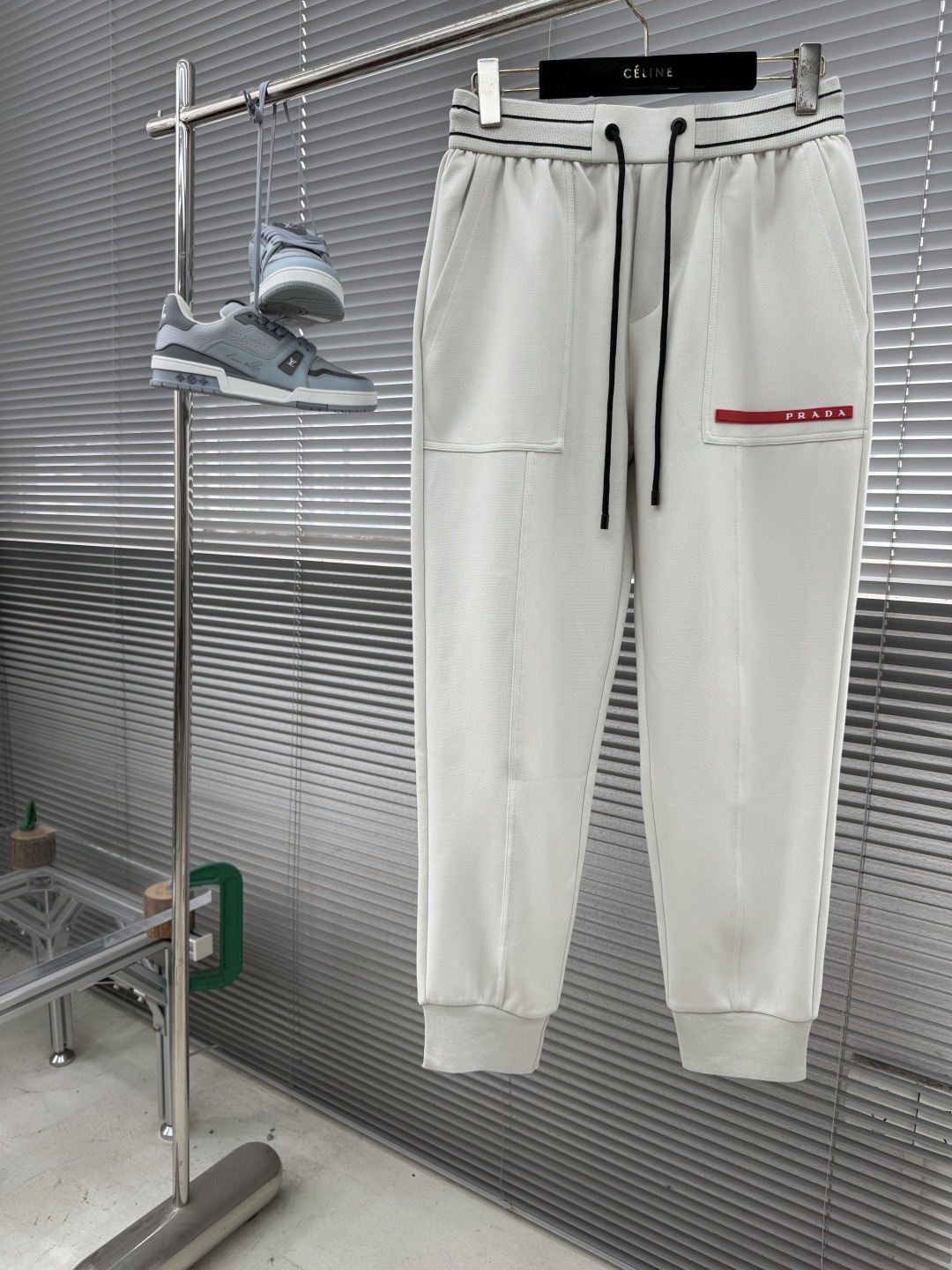 -PRAD 2026ss春夏时尚/休闲裤美学的焕新诠释,演绎浓郁的格调型时尚风范,细节感和设计感强悍.经