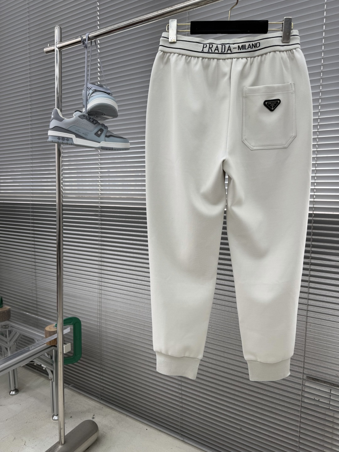 -PRAD 2026ss春夏时尚/休闲裤美学的焕新诠释,演绎浓郁的格调型时尚风范,细节感和设计感强悍.经