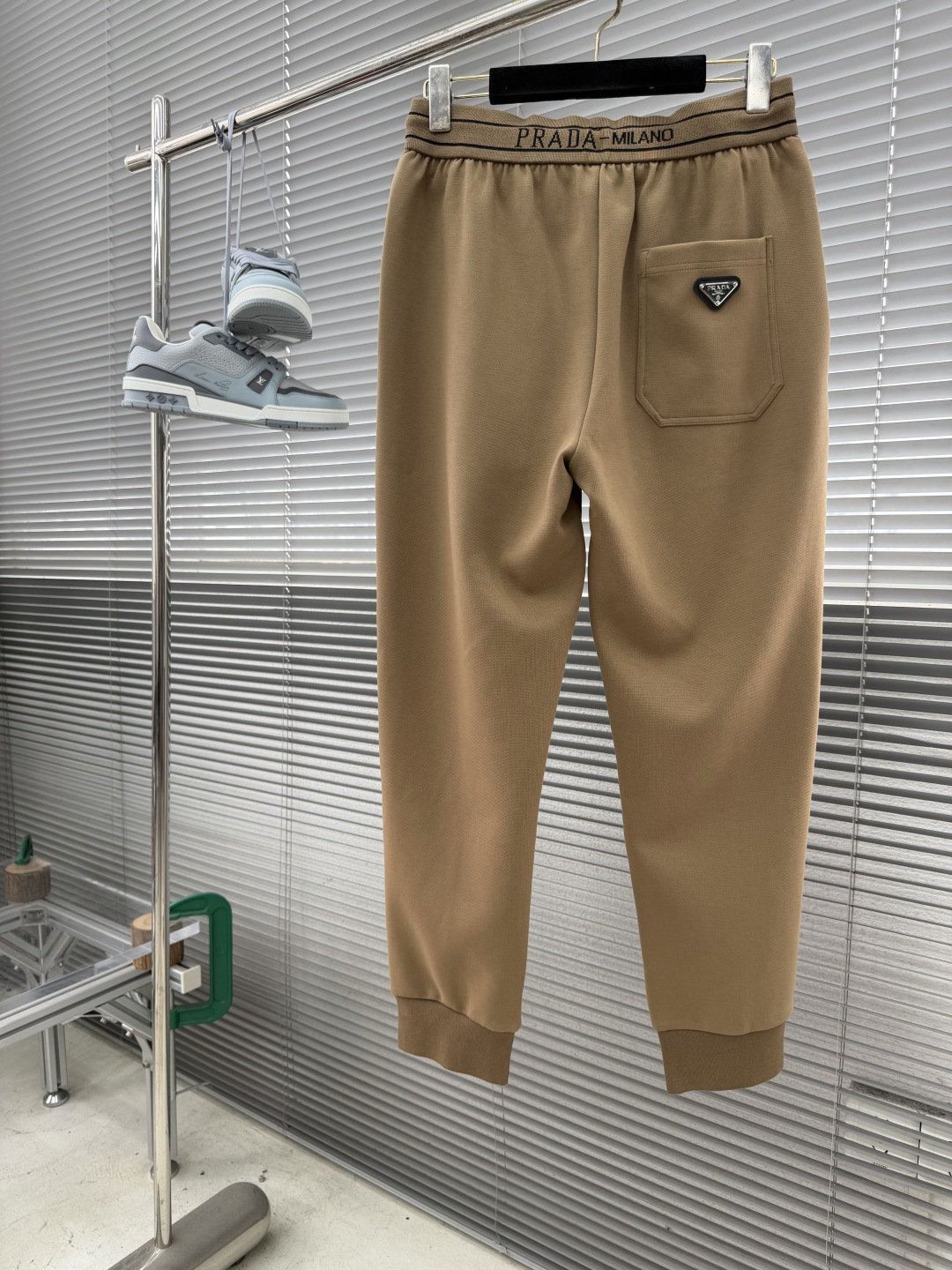 -PRAD 2026ss春夏时尚/休闲裤美学的焕新诠释,演绎浓郁的格调型时尚风范,细节感和设计感强悍.经