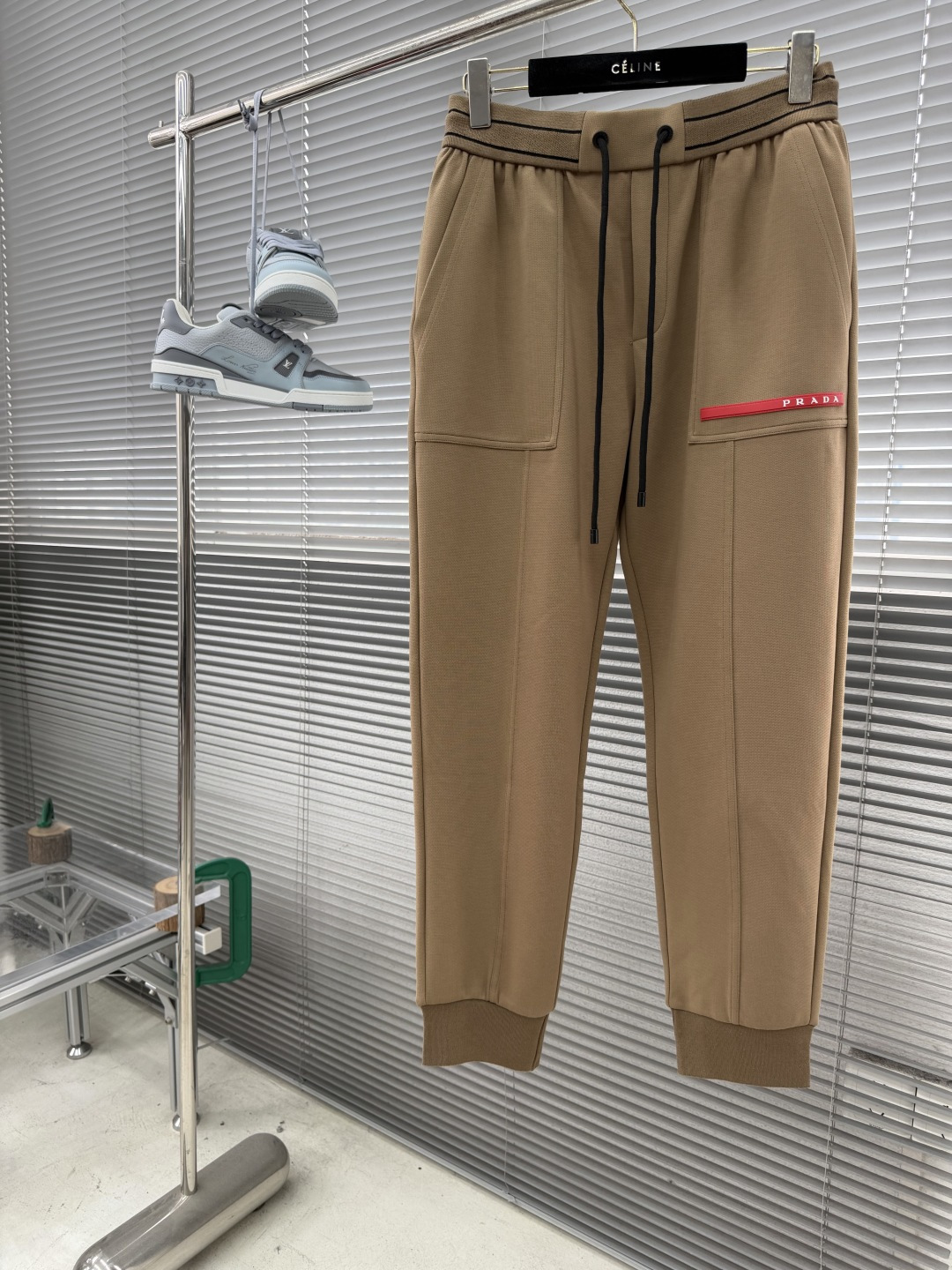 -PRAD 2026ss春夏时尚/休闲裤美学的焕新诠释,演绎浓郁的格调型时尚风范,细节感和设计感强悍.经