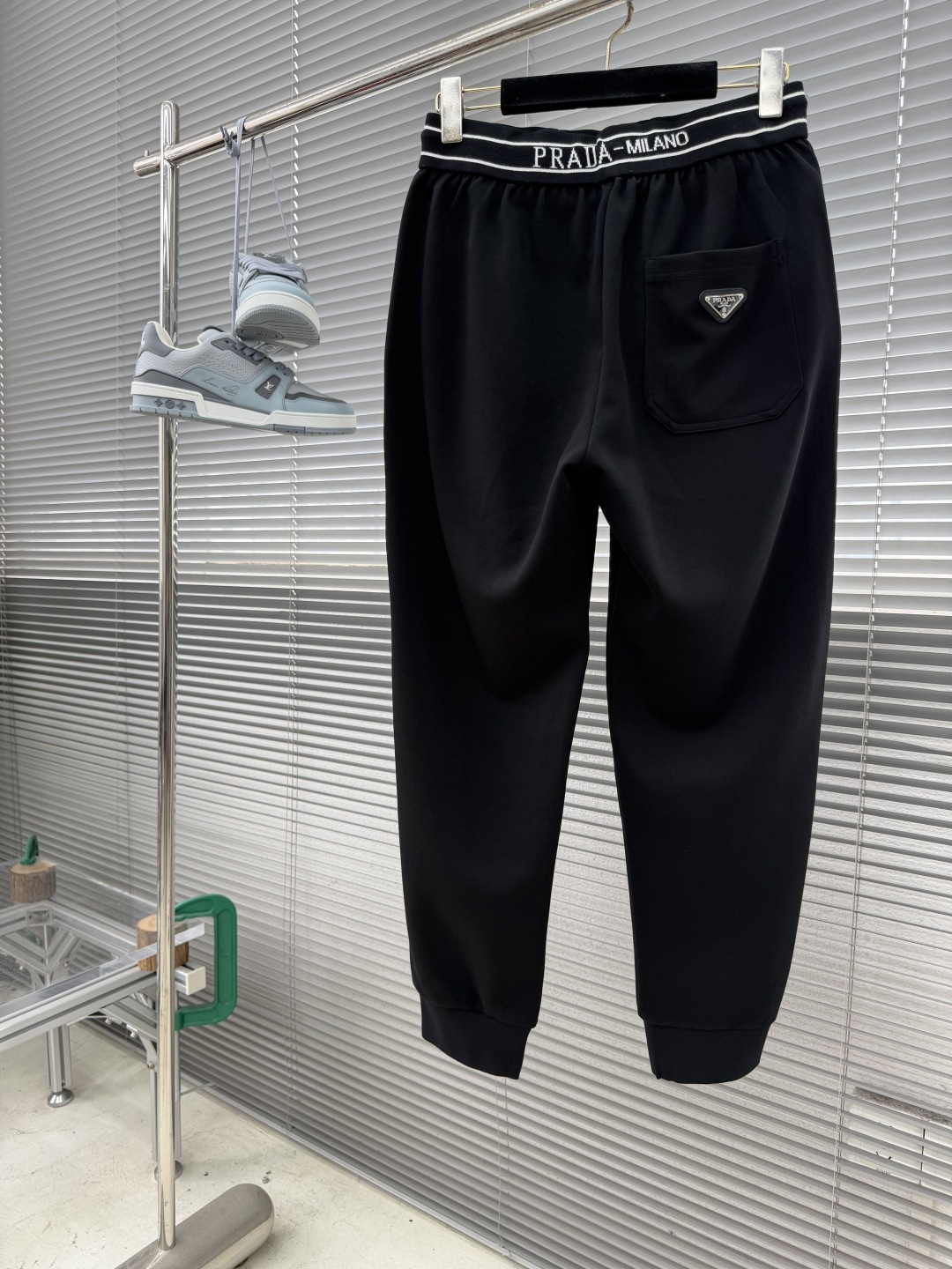 -PRAD 2026ss春夏时尚/休闲裤美学的焕新诠释,演绎浓郁的格调型时尚风范,细节感和设计感强悍.经