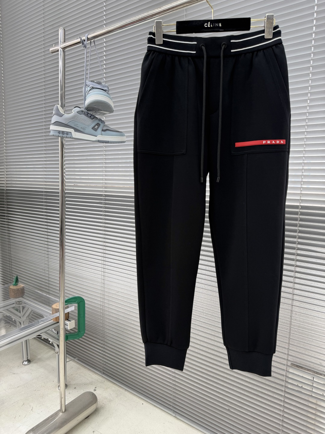 -PRAD 2026ss春夏时尚/休闲裤美学的焕新诠释,演绎浓郁的格调型时尚风范,细节感和设计感强悍.经