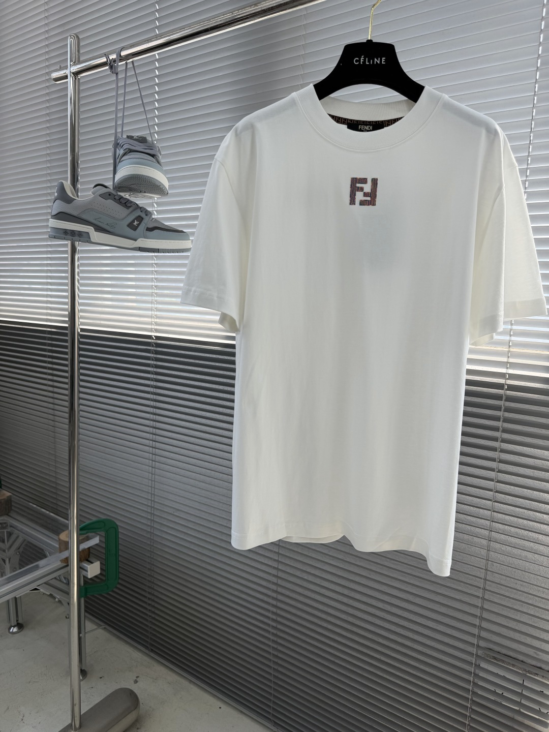 NO:917332,/1 piece 1/2 pieces (all sizes) -FEND 2026 spring and summer new style debut counter latest short-sleeved round neck T-shirt high-end custom design avant-garde fashion!  The brand logo is designed with heavy craftsmanship. High-end customized cotton fabric. Soft to the touch. Comfortable to wear. Exquisite stitching at the counter level. Fine workmanship. The upper body effect is incomparably handsome!  Size M-3XL,,fendi,T-shirt,tees,t-shirt,19860909/1件 1/2件（齐码） -FEND 2026春夏新款首发专柜最新款短袖圆领T恤 高端订制 设计前卫时尚！品牌logo重工艺设计 高端定制棉面料.手感柔软.穿着舒适.专柜级别精致车线.做工精细.上身效果无敌帅气！ 码数M-3XL,,fendi,T-shirt,tees，t-shirt,,Men's clothing