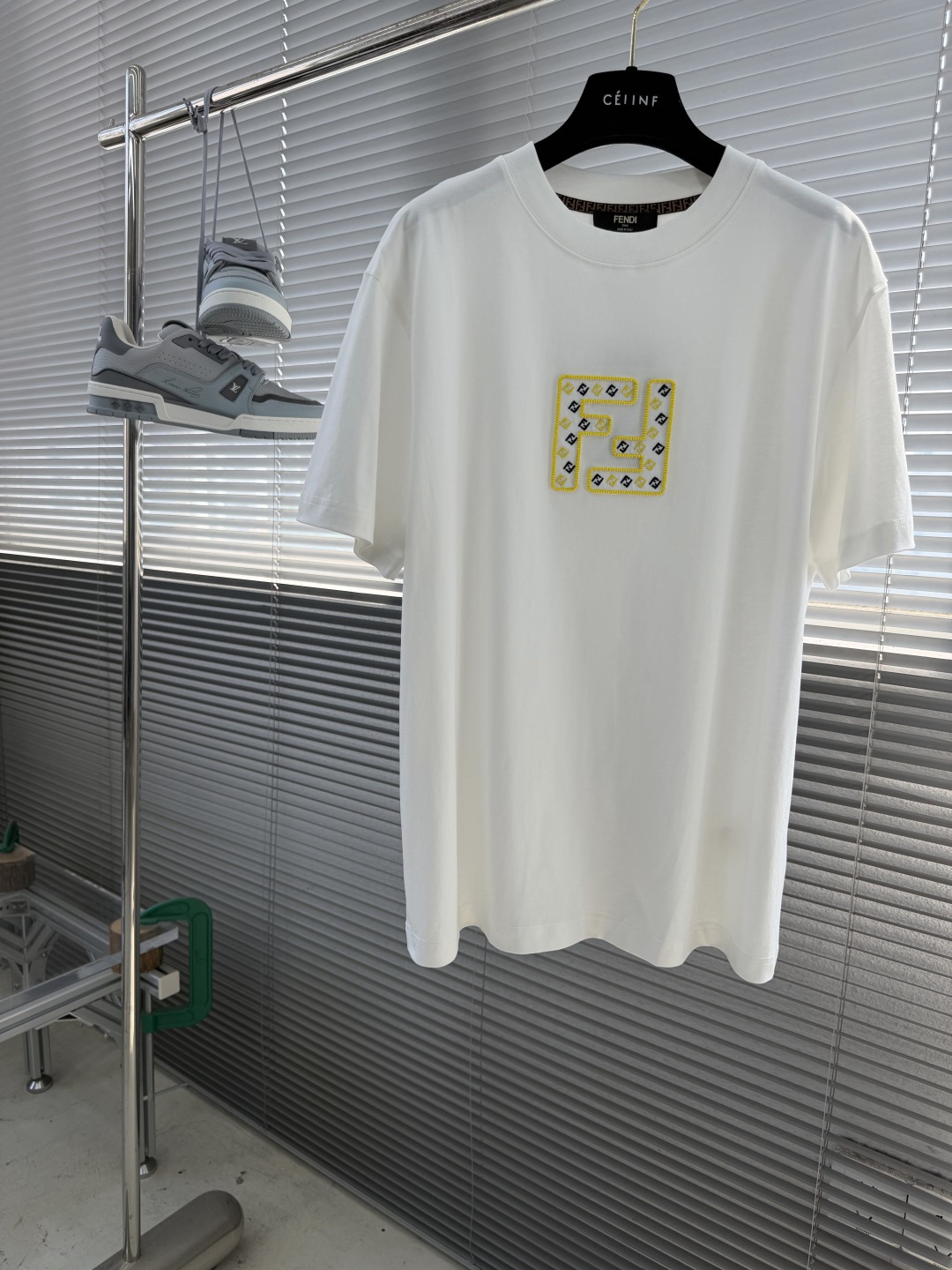 NO:917352,/1 piece 1/2 pieces (all sizes) -FEND 2026 spring and summer new style debut counter latest short-sleeved round neck T-shirt high-end custom design avant-garde fashion!  The brand logo is designed with heavy craftsmanship. High-end customized cotton fabric. Soft to the touch. Comfortable to wear. Exquisite stitching at the counter level. Fine workmanship. The upper body effect is incomparably handsome!  Size M-3XL,,fendi,T-shirt,tees,t-shirt,19860909/1件 1/2件（齐码） -FEND 2026春夏新款首发专柜最新款短袖圆领T恤 高端订制 设计前卫时尚！品牌logo重工艺设计 高端定制棉面料.手感柔软.穿着舒适.专柜级别精致车线.做工精细.上身效果无敌帅气！ 码数M-3XL,,fendi,T-shirt,tees，t-shirt,,Men's clothing
