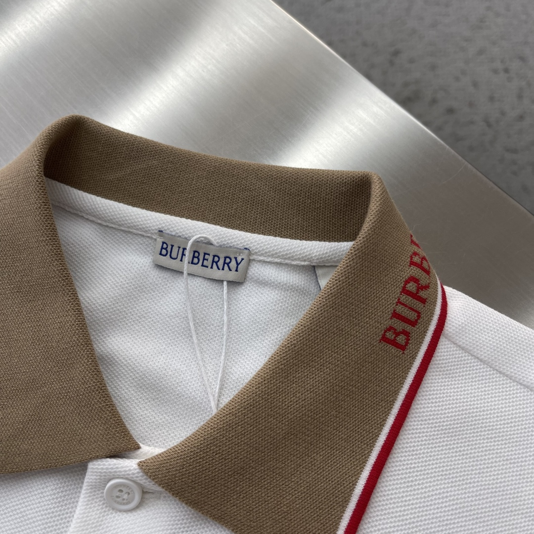 -BBR 微标Polo衫。这款选用轻盈棉质珠地网眼布打造，衣领处搭配品牌针织徽标。呈现修身版型。衣领和袖