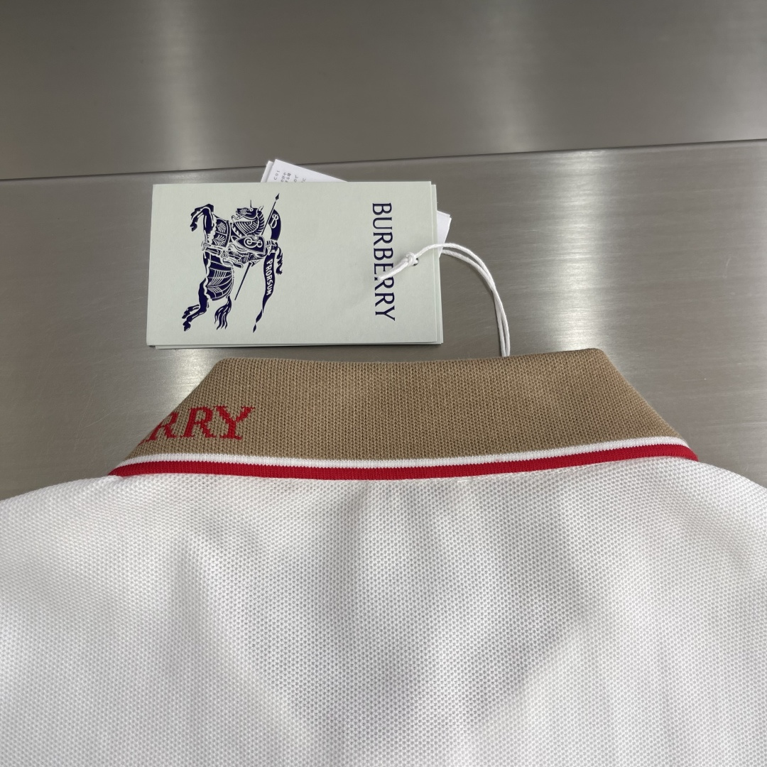 -BBR 微标Polo衫。这款选用轻盈棉质珠地网眼布打造，衣领处搭配品牌针织徽标。呈现修身版型。衣领和袖