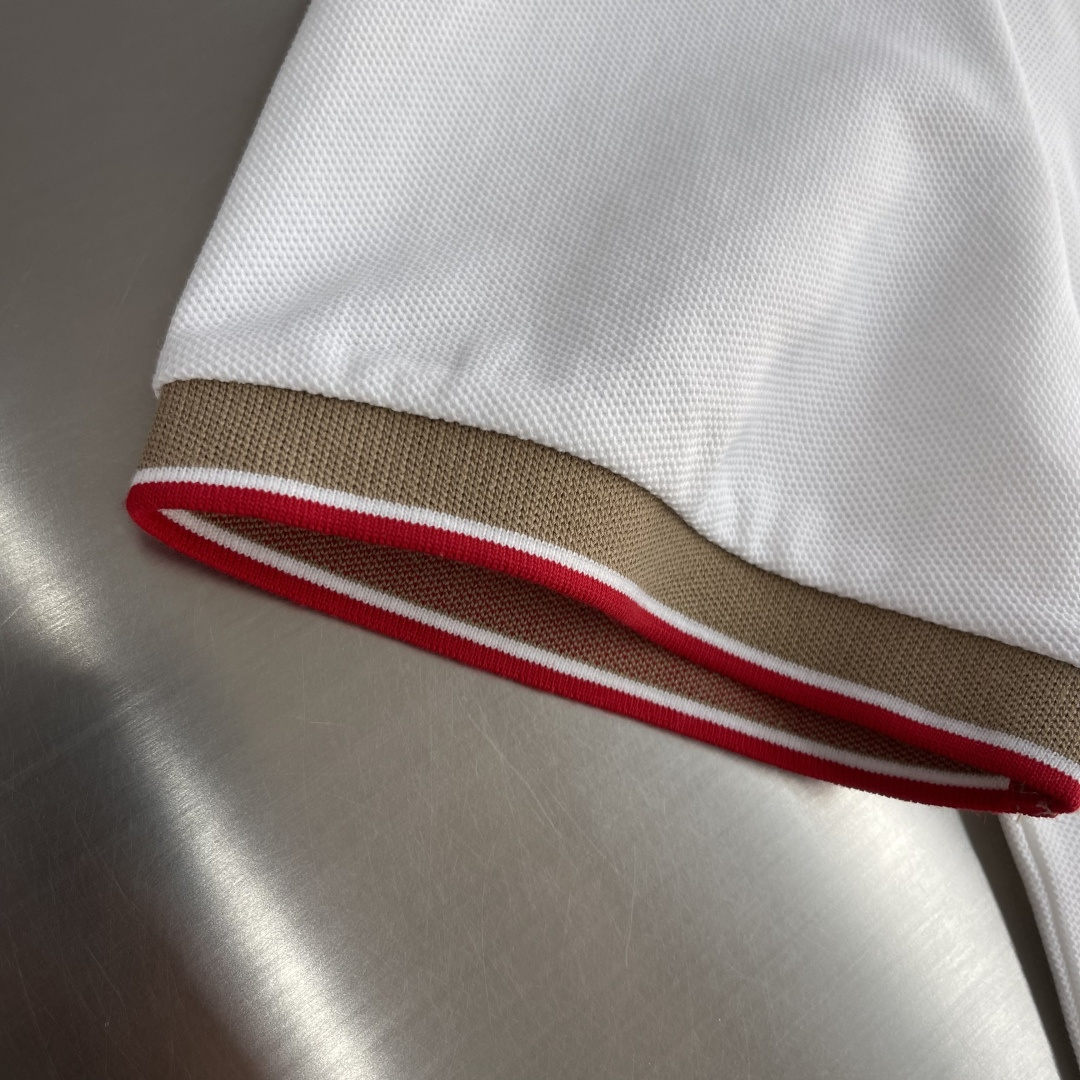 -BBR 微标Polo衫。这款选用轻盈棉质珠地网眼布打造，衣领处搭配品牌针织徽标。呈现修身版型。衣领和袖