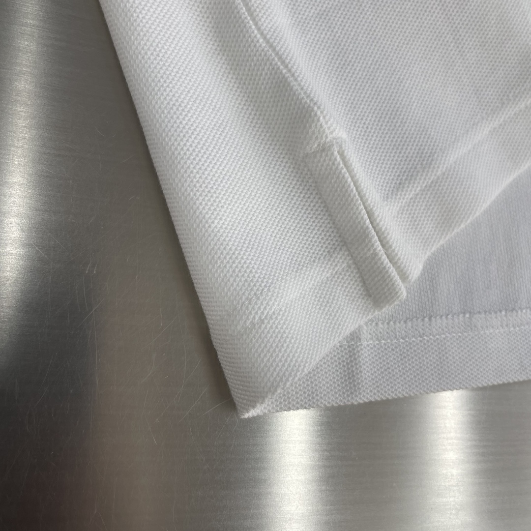 -BBR 微标Polo衫。这款选用轻盈棉质珠地网眼布打造，衣领处搭配品牌针织徽标。呈现修身版型。衣领和袖