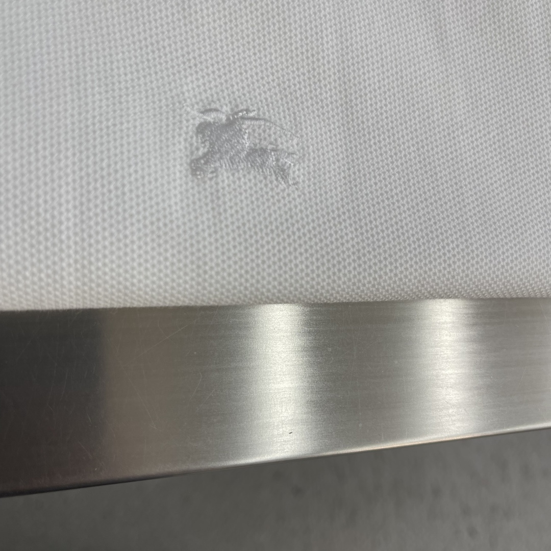 -BBR 微标Polo衫。这款选用轻盈棉质珠地网眼布打造，衣领处搭配品牌针织徽标。呈现修身版型。衣领和袖