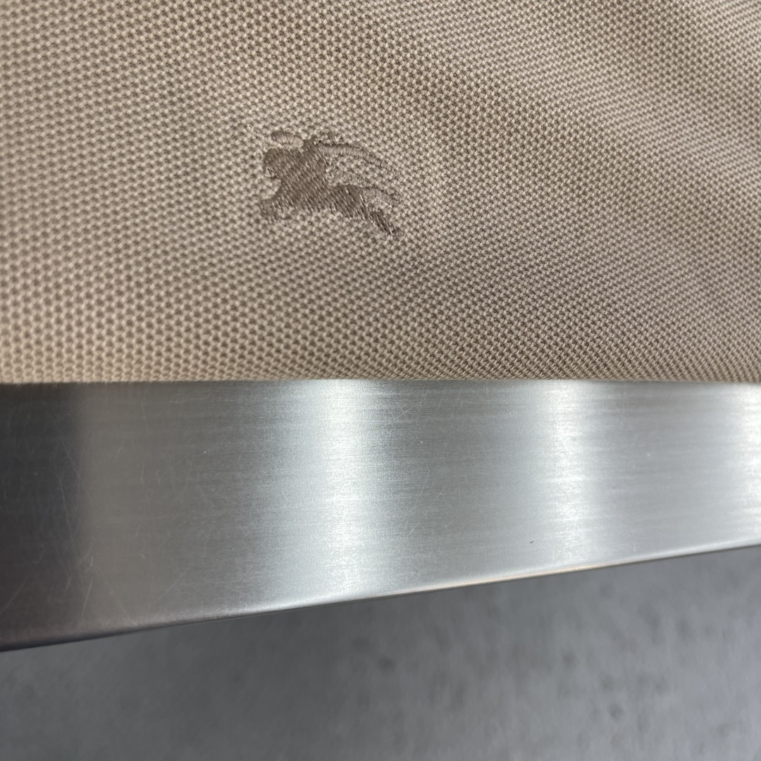 -BBR 微标Polo衫。这款选用轻盈棉质珠地网眼布打造，衣领处搭配品牌针织徽标。呈现修身版型。衣领和袖