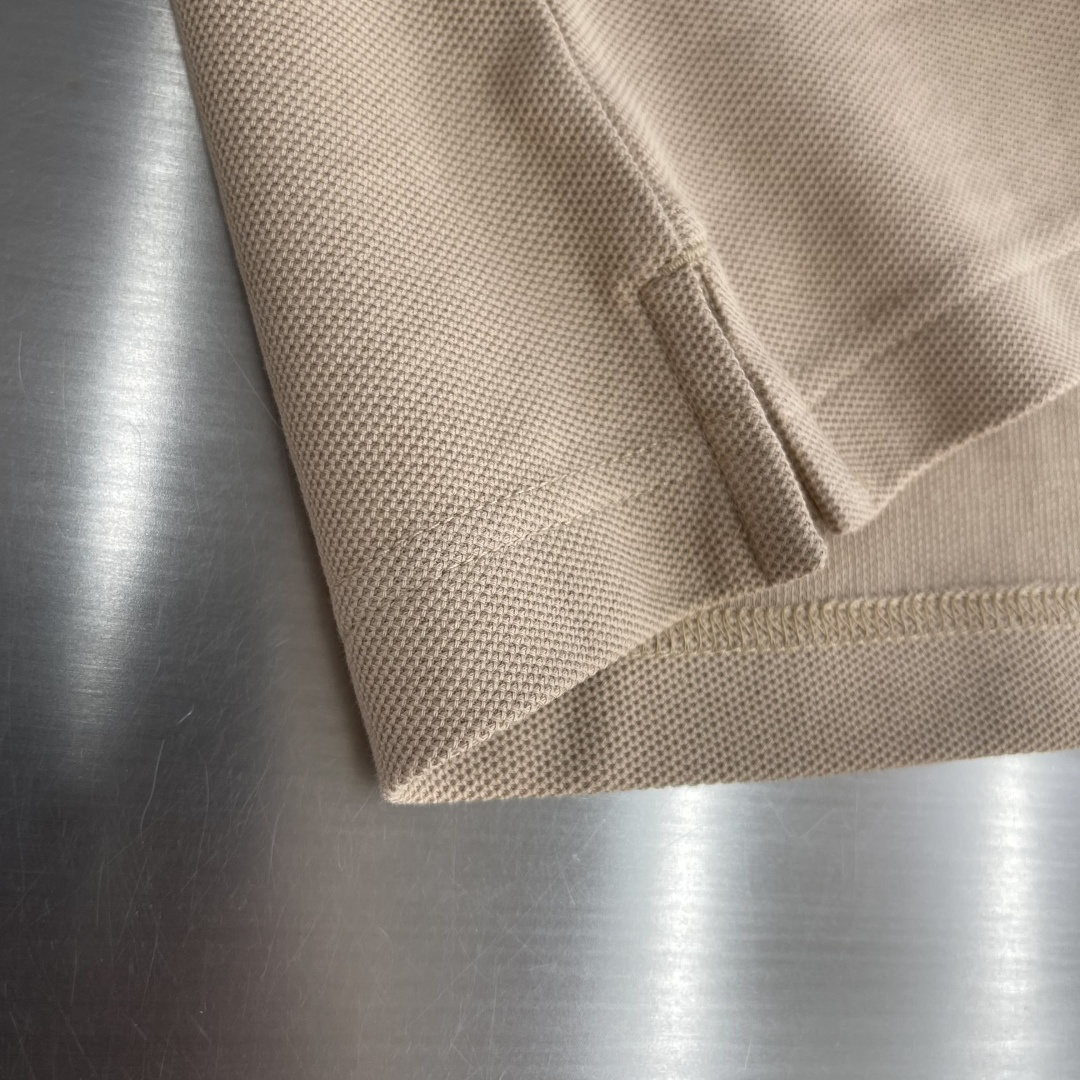 -BBR 微标Polo衫。这款选用轻盈棉质珠地网眼布打造，衣领处搭配品牌针织徽标。呈现修身版型。衣领和袖