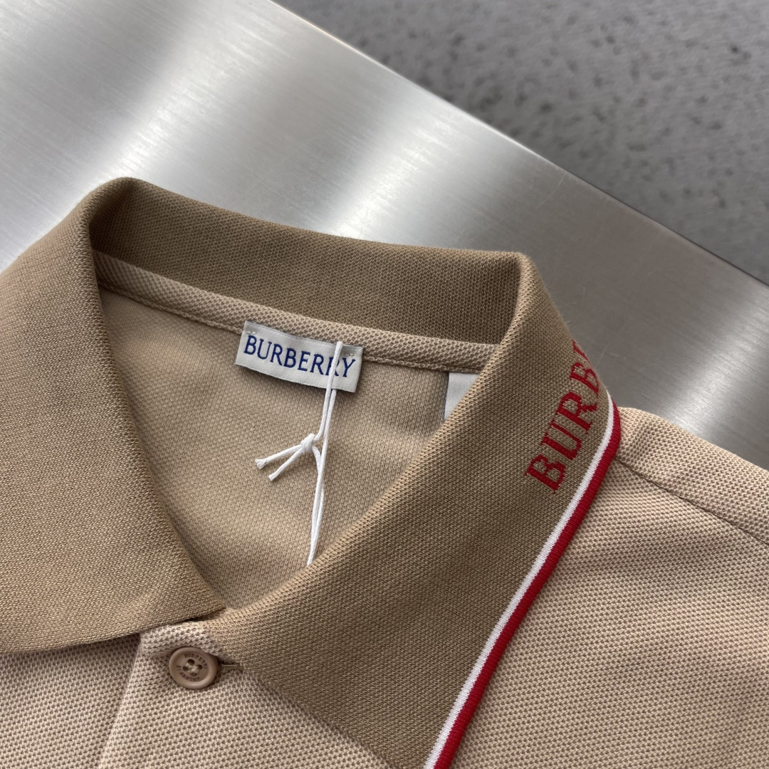 -BBR 微标Polo衫。这款选用轻盈棉质珠地网眼布打造，衣领处搭配品牌针织徽标。呈现修身版型。衣领和袖