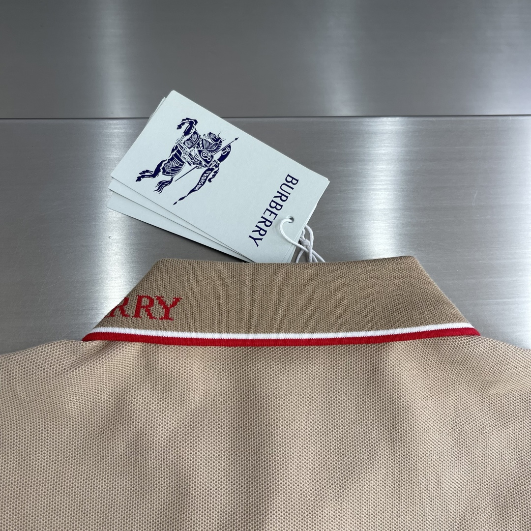 -BBR 微标Polo衫。这款选用轻盈棉质珠地网眼布打造，衣领处搭配品牌针织徽标。呈现修身版型。衣领和袖