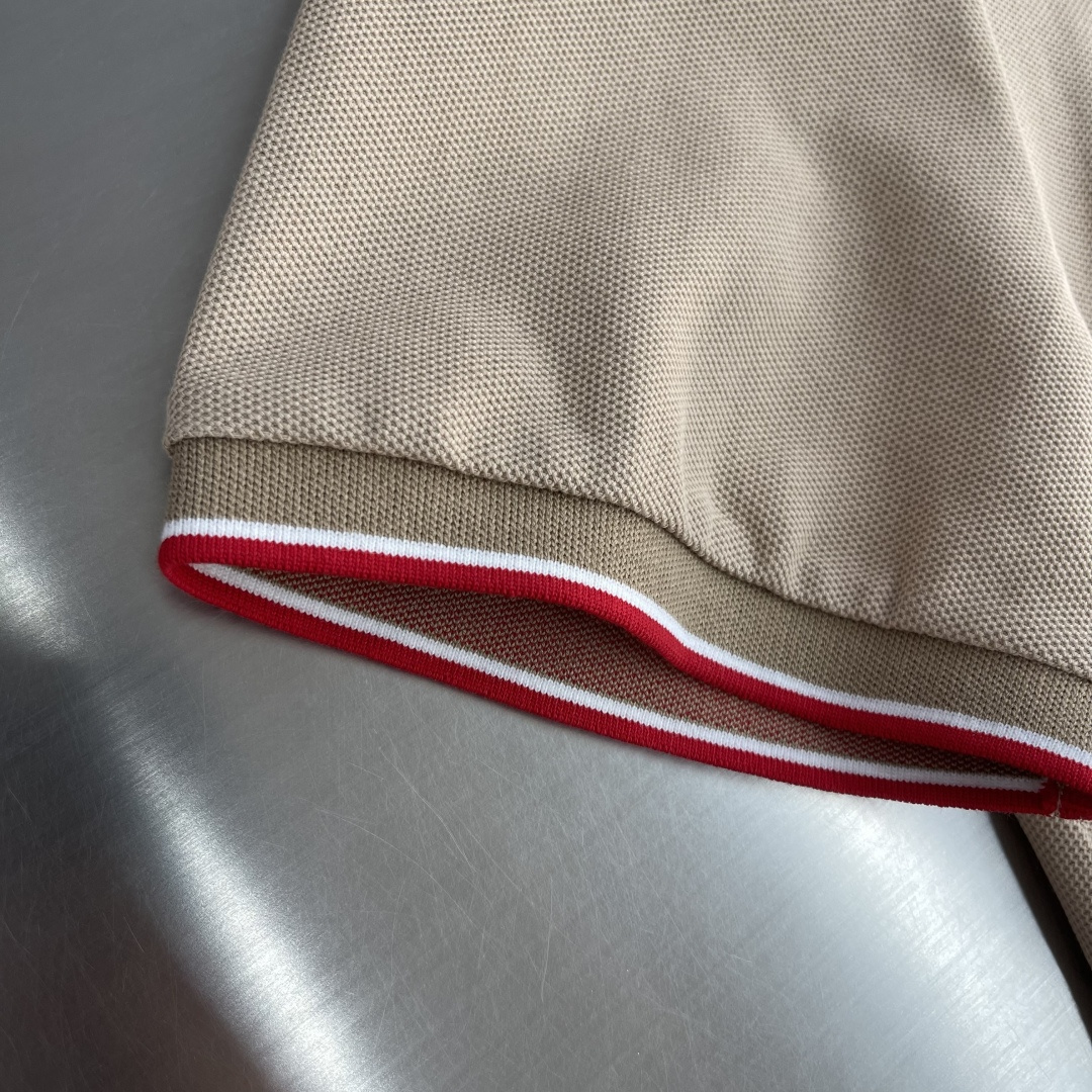 -BBR 微标Polo衫。这款选用轻盈棉质珠地网眼布打造，衣领处搭配品牌针织徽标。呈现修身版型。衣领和袖