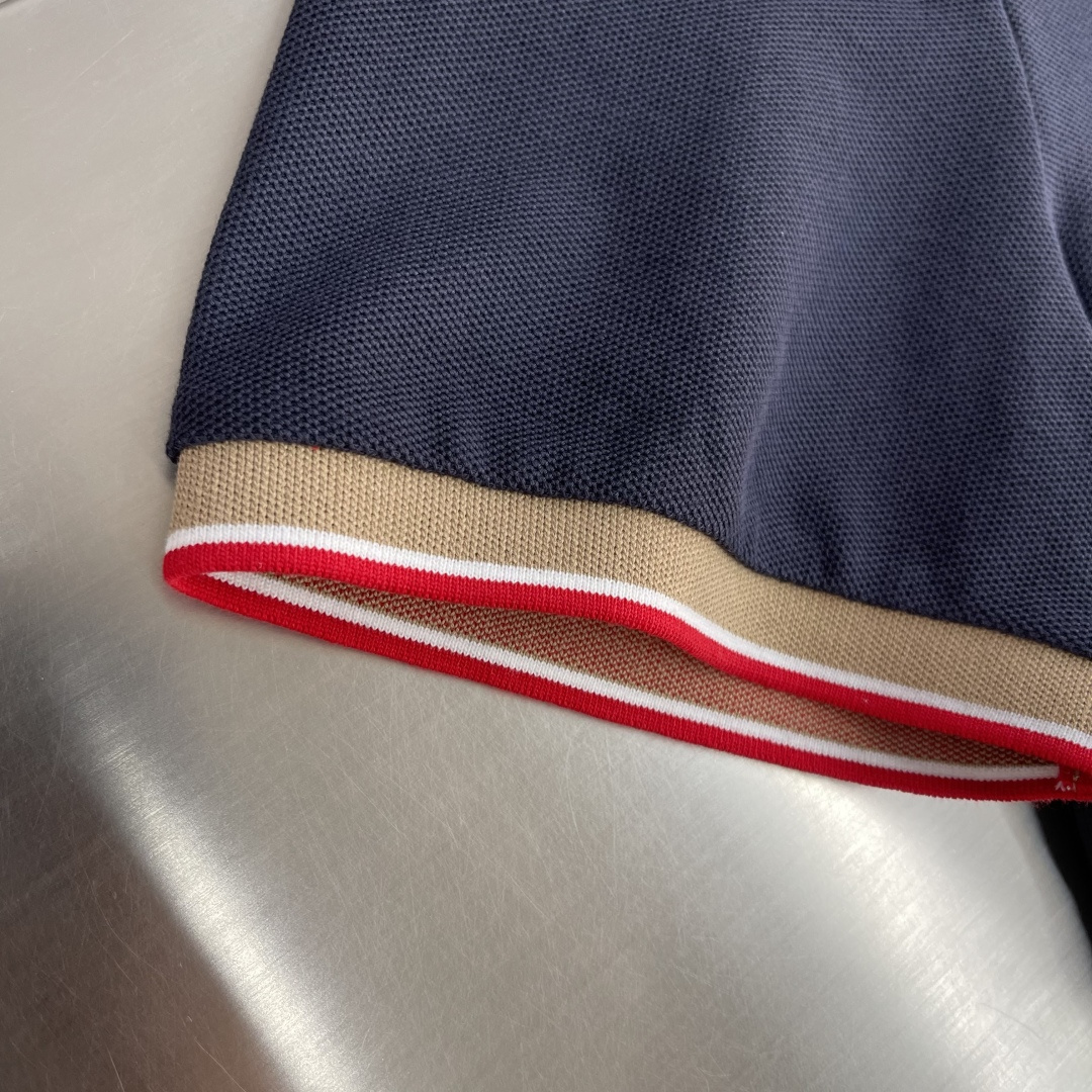 -BBR 微标Polo衫。这款选用轻盈棉质珠地网眼布打造，衣领处搭配品牌针织徽标。呈现修身版型。衣领和袖